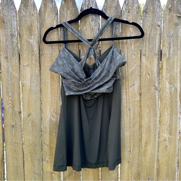 Lululemon Wrap It Up Tank in Jazzy White Gator Green / Gator Green Sz 6 - Picture 10 of 11